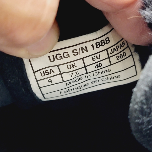 UGG Australia Logo Black Suede Leather 1888  Sheepskin Lined Sneakers Shoes Sz 9 - Picture 11 of 12